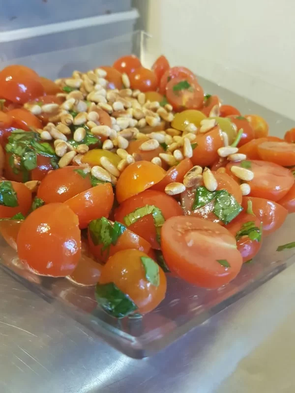 סלט עגבניות שרי עם עשבי תיבול וצנוברים קלויים של חלי