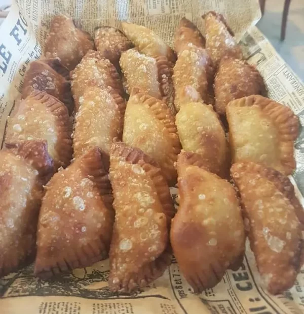 סמבוסק חומוס עם בצל מקורמל של חלי