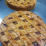 פאי תפוחים מעליו בצק פריך של חלי