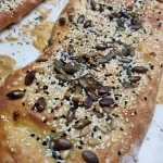 פוקאצ’ה עם גרעינים קלויים ותבלינים של חלי