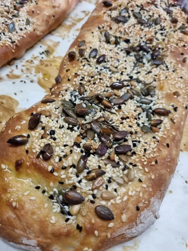 פוקאצ’ה עם גרעינים קלויים ותבלינים של חלי
